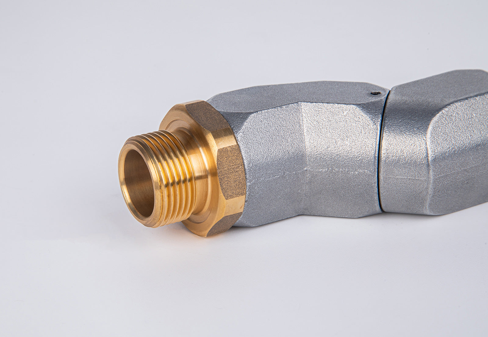 Joints Fittings 45° type Swivel joint 1" Rotates freely 360° Rotates on two axes Screw outer diameter 33mm Inner diameter 30mm Dimensions: BSPP1" x 1" (25A) JMS-0045-25A